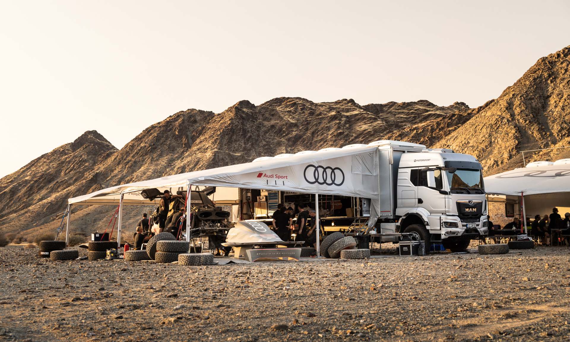  Neumáticos y vehículos en el campamento base de Audi durante la fase de pruebas en Arabia Saudita.