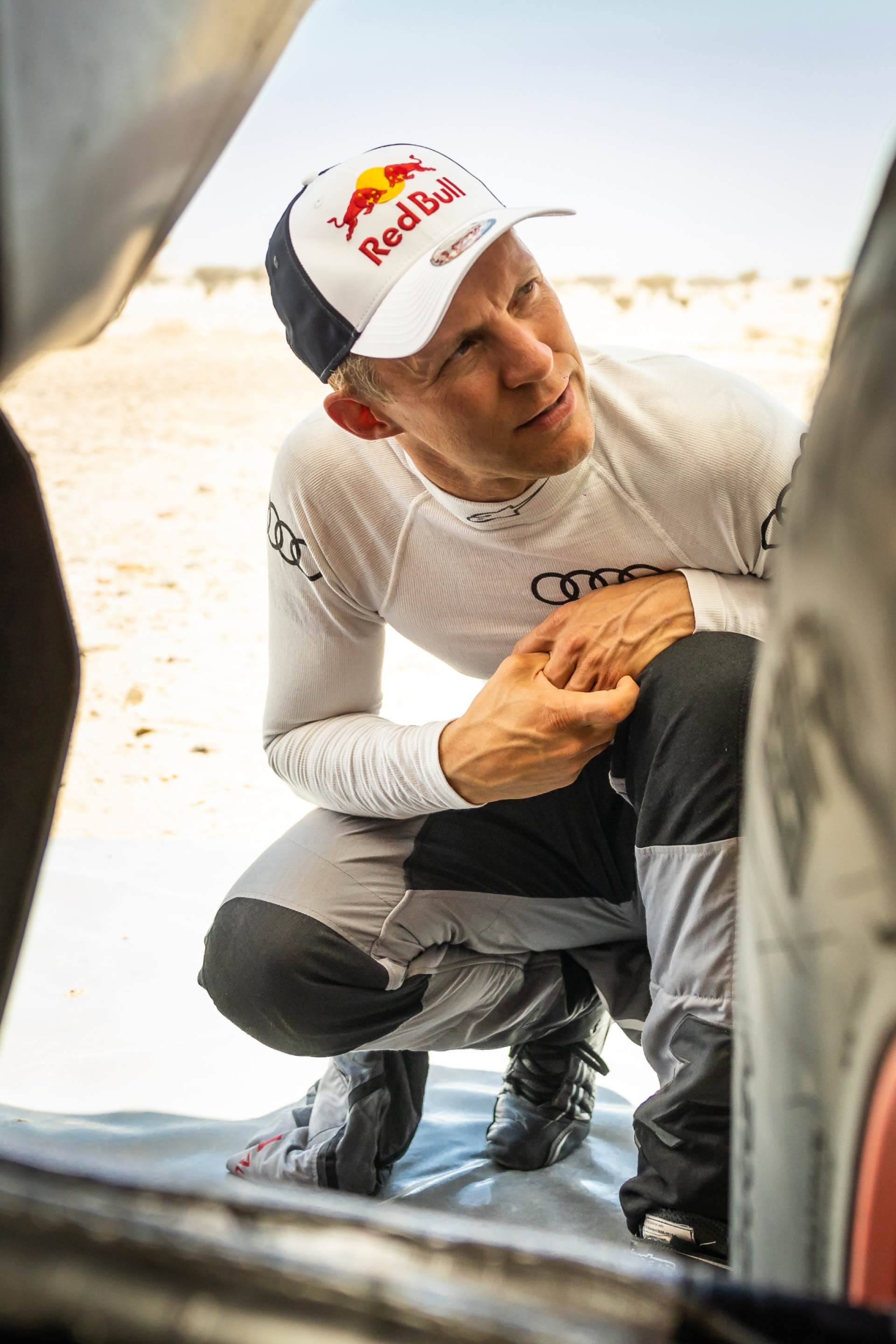 Mattias Ekström observando un detalle en el Audi RS Q e-tron.