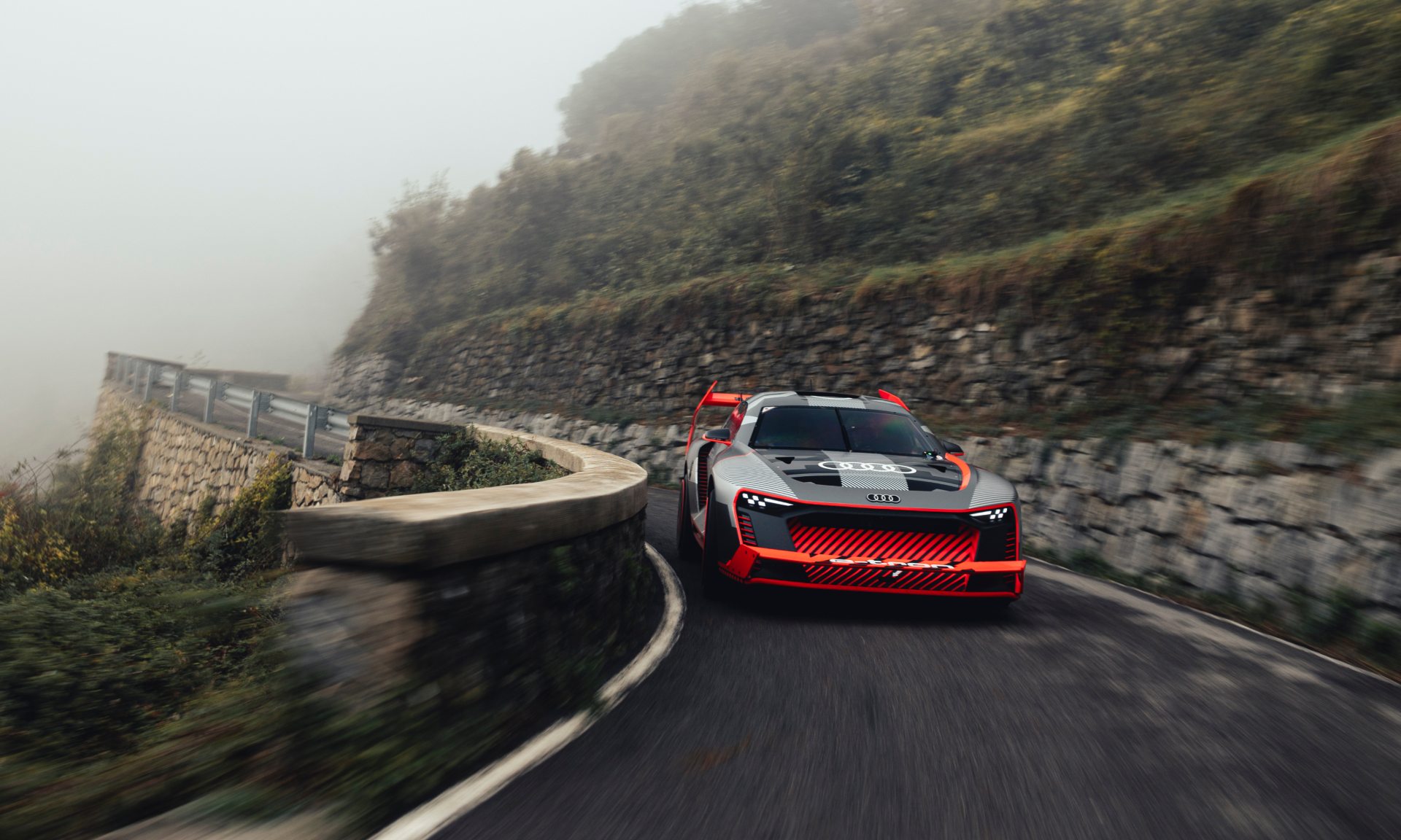 El Audi S1 Hoonitron recorriendo el circuito histórico de rally de Sanremo.